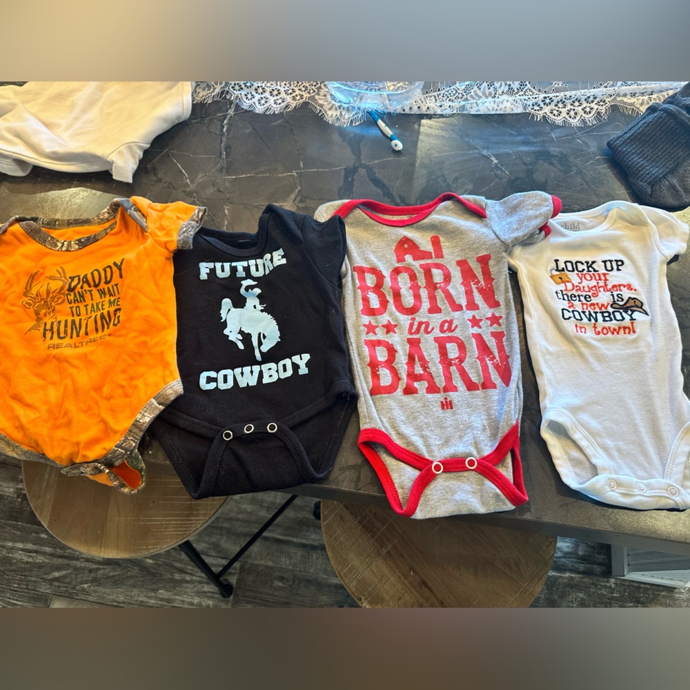 Newborn-0-3 month onesies boy.